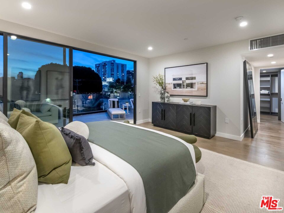 1017 N Croft Ave Unit: PH2