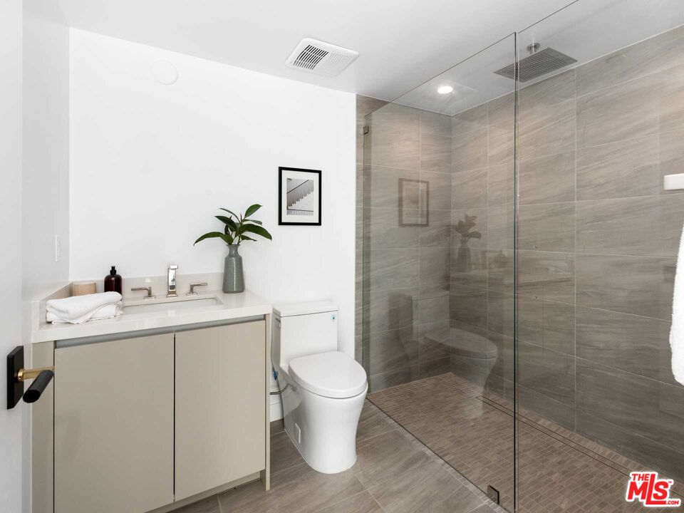 1017 N Croft Ave Unit: PH2