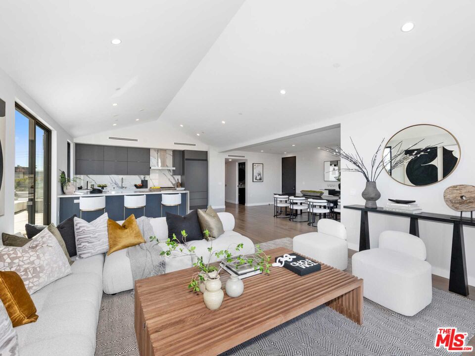 1017 N Croft Ave Unit: PH2