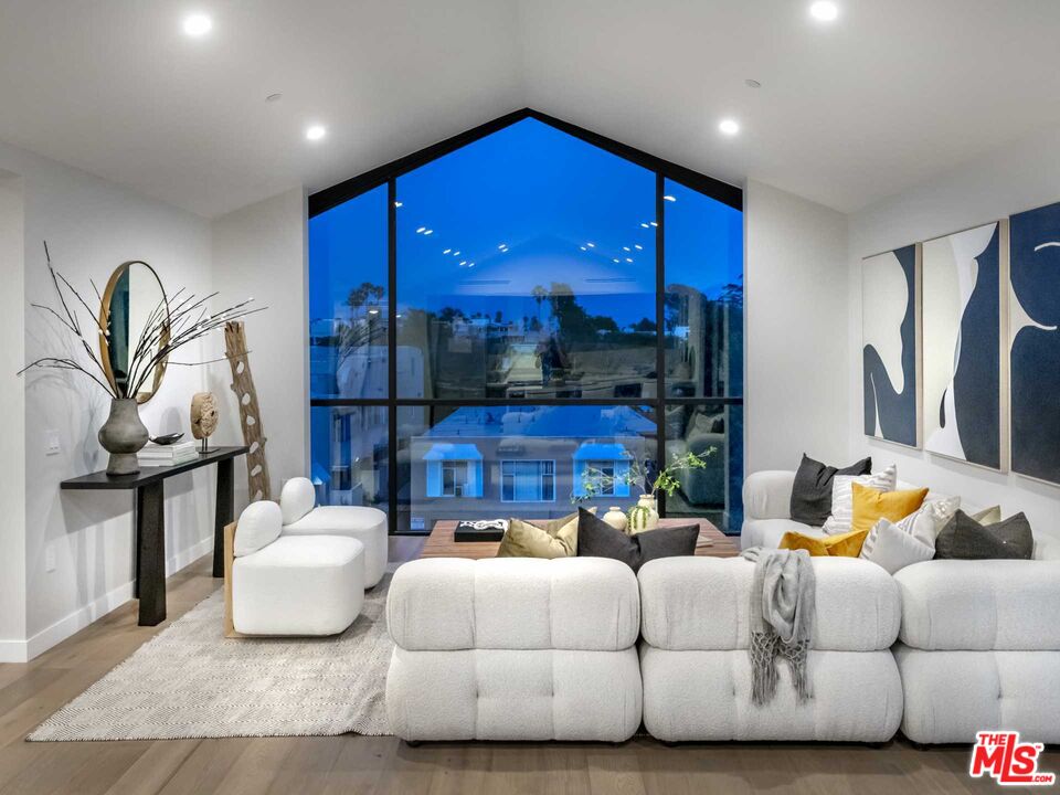 1017 N Croft Ave Unit: PH2