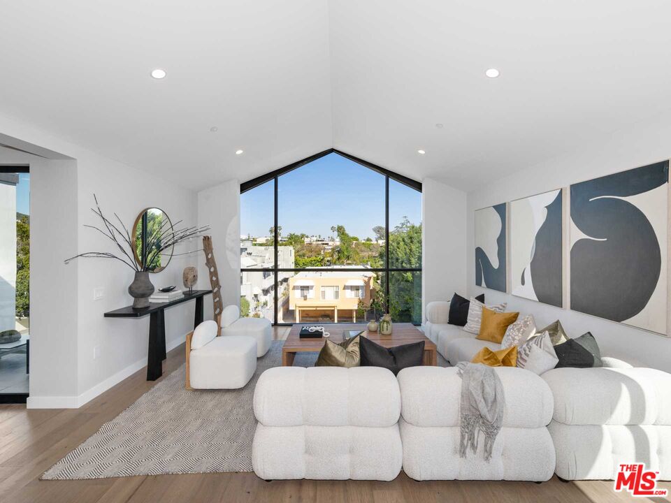 1017 N Croft Ave Unit: PH2