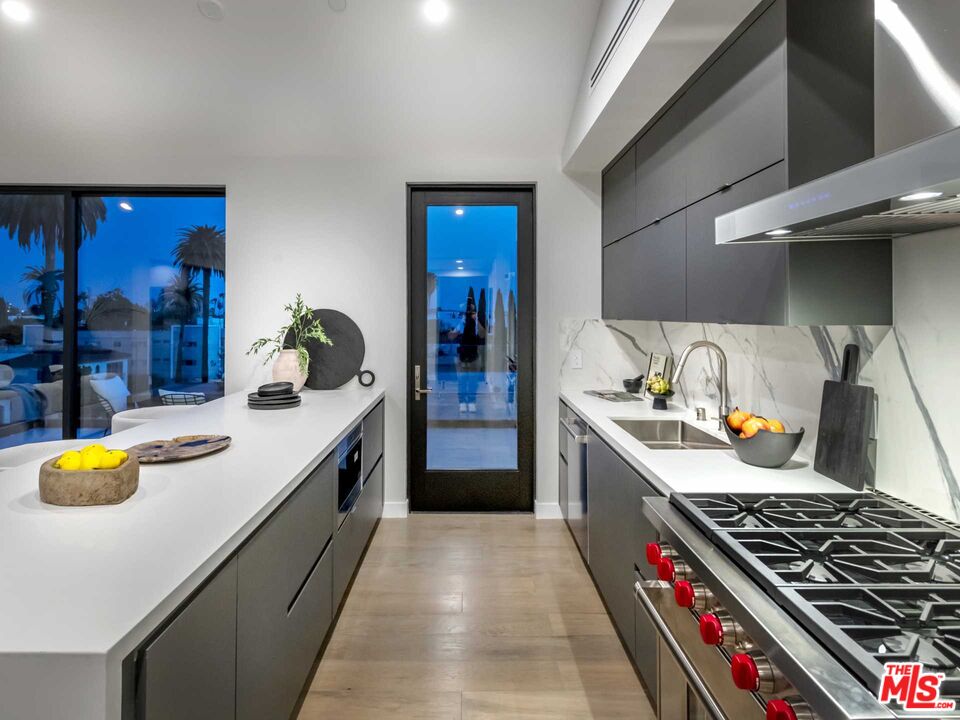 1017 N Croft Ave Unit: PH2