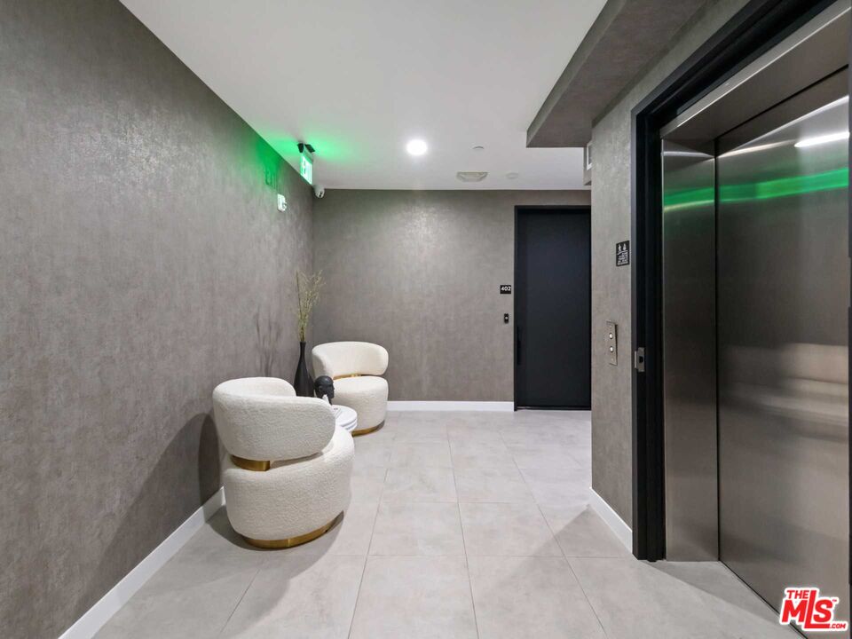 1017 N Croft Ave Unit: PH2