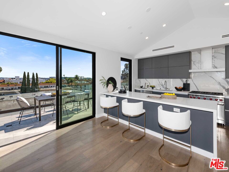 1017 N Croft Ave Unit: PH2