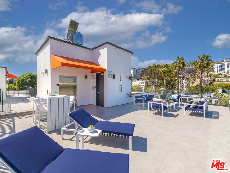 1017 N Croft Ave Unit: PH2