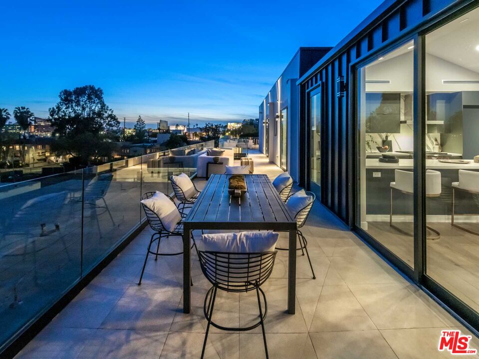 1017 N Croft Ave Unit: PH2