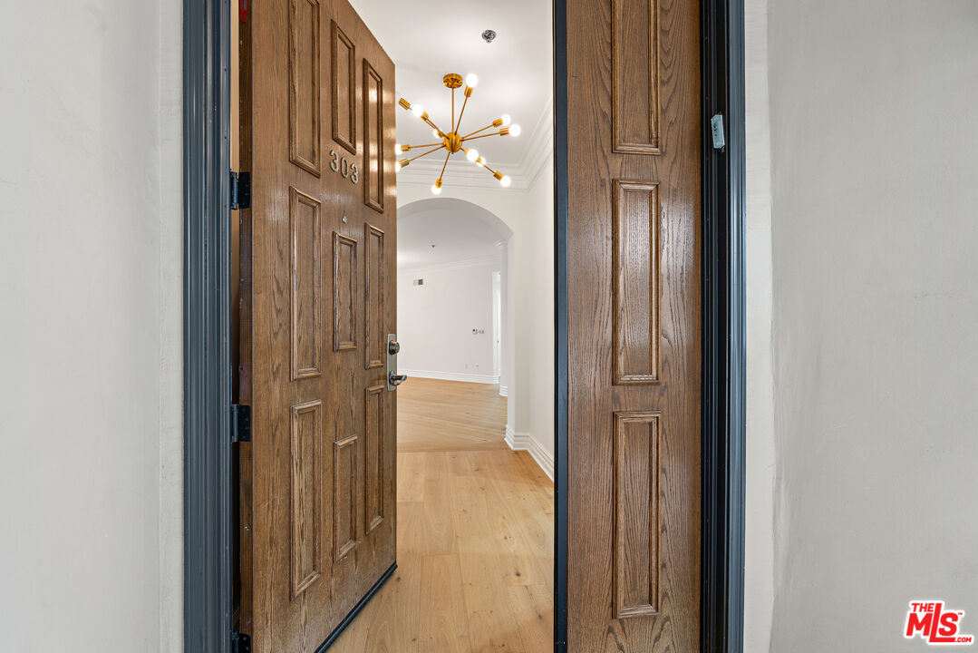 850 N Croft Ave Unit: 303