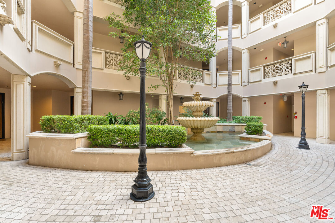 850 N Croft Ave Unit: 303