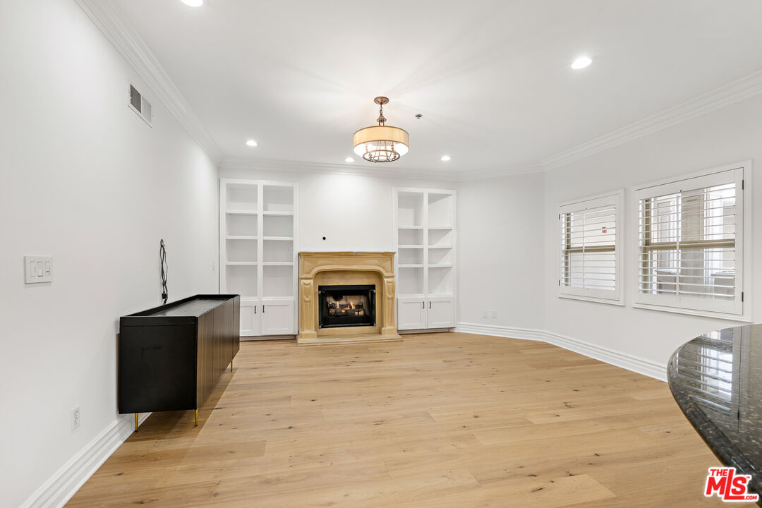 850 N Croft Ave Unit: 303