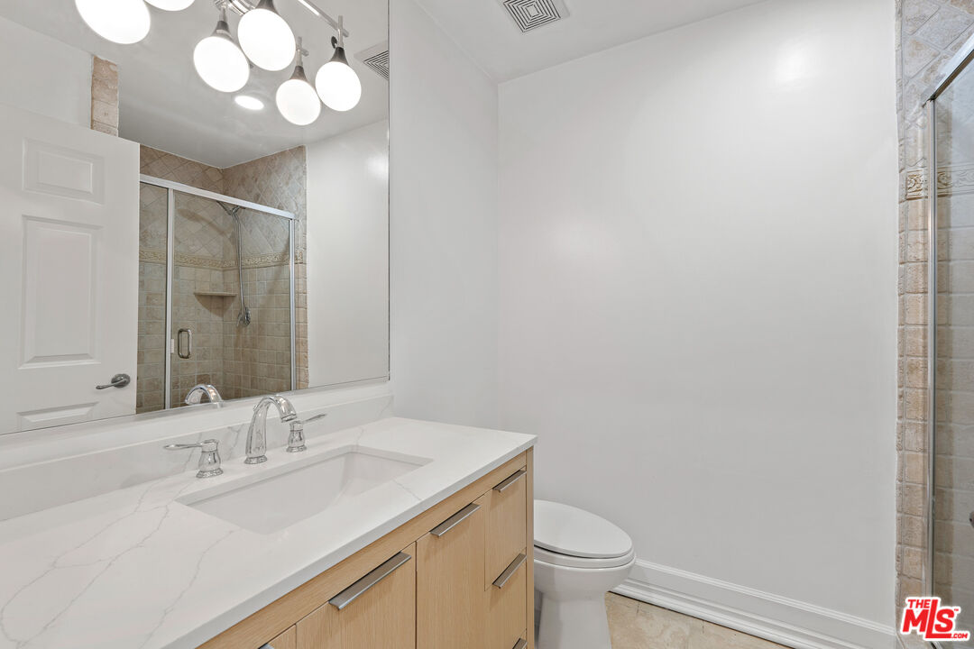 850 N Croft Ave Unit: 303