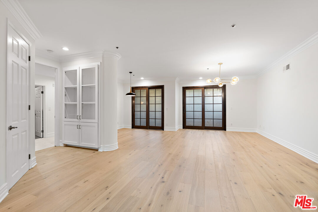 850 N Croft Ave Unit: 303