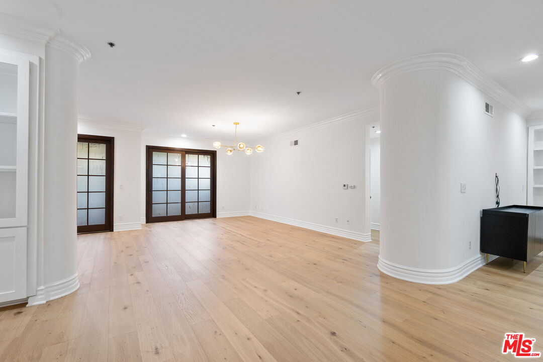 850 N Croft Ave Unit: 303