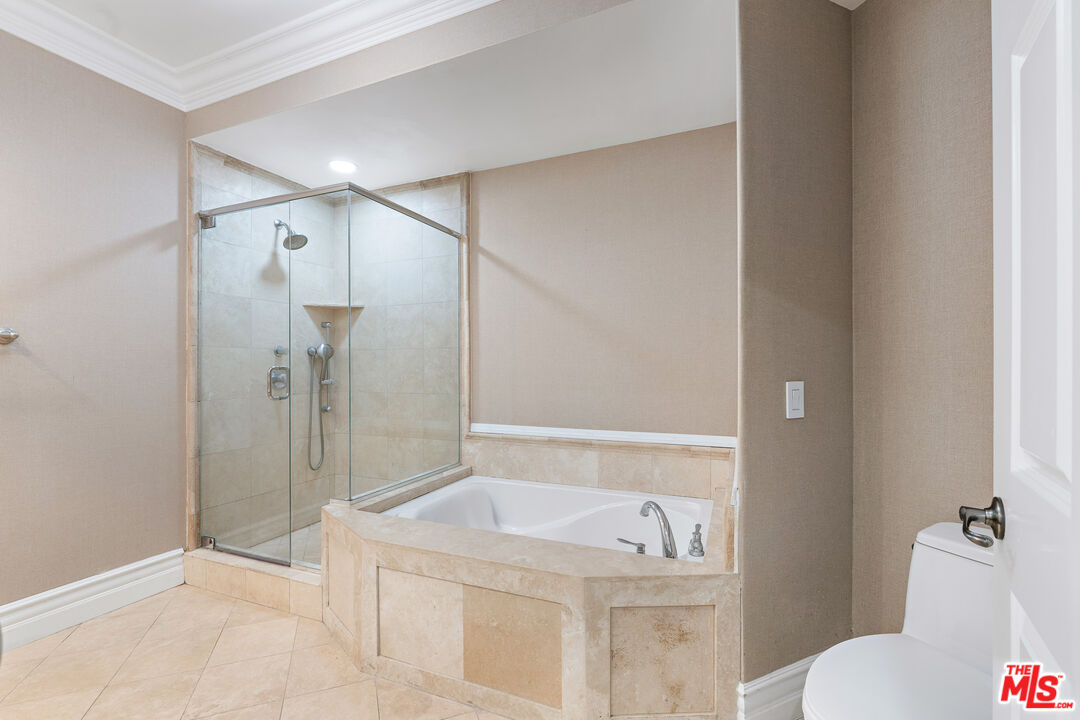 850 N Croft Ave Unit: 303