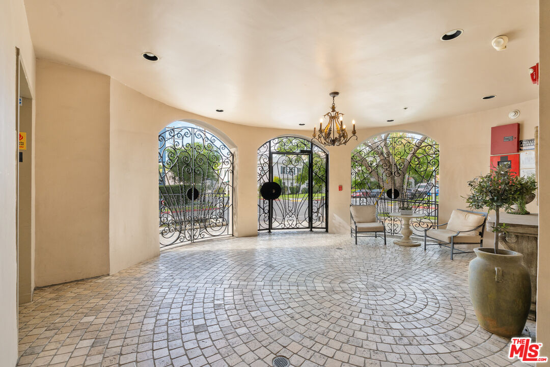 850 N Croft Ave Unit: 303