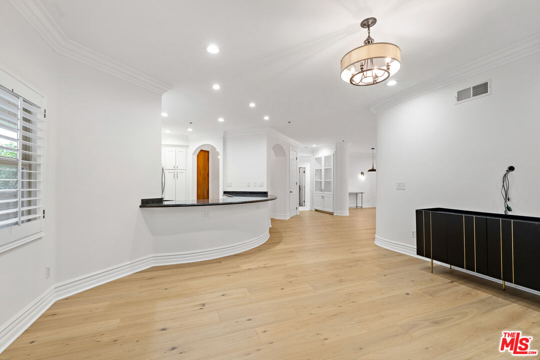 850 N Croft Ave Unit: 303