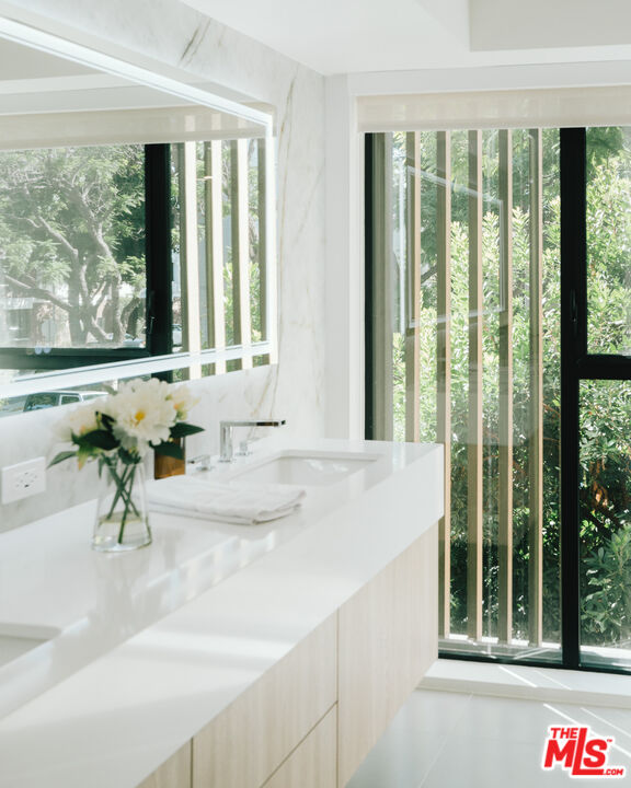 350 N Palm Dr Unit: 202