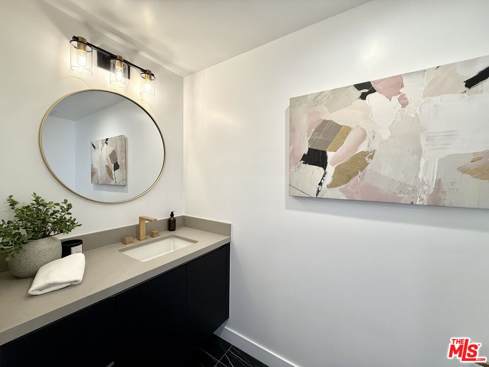 1017 N Croft Ave Unit: 203