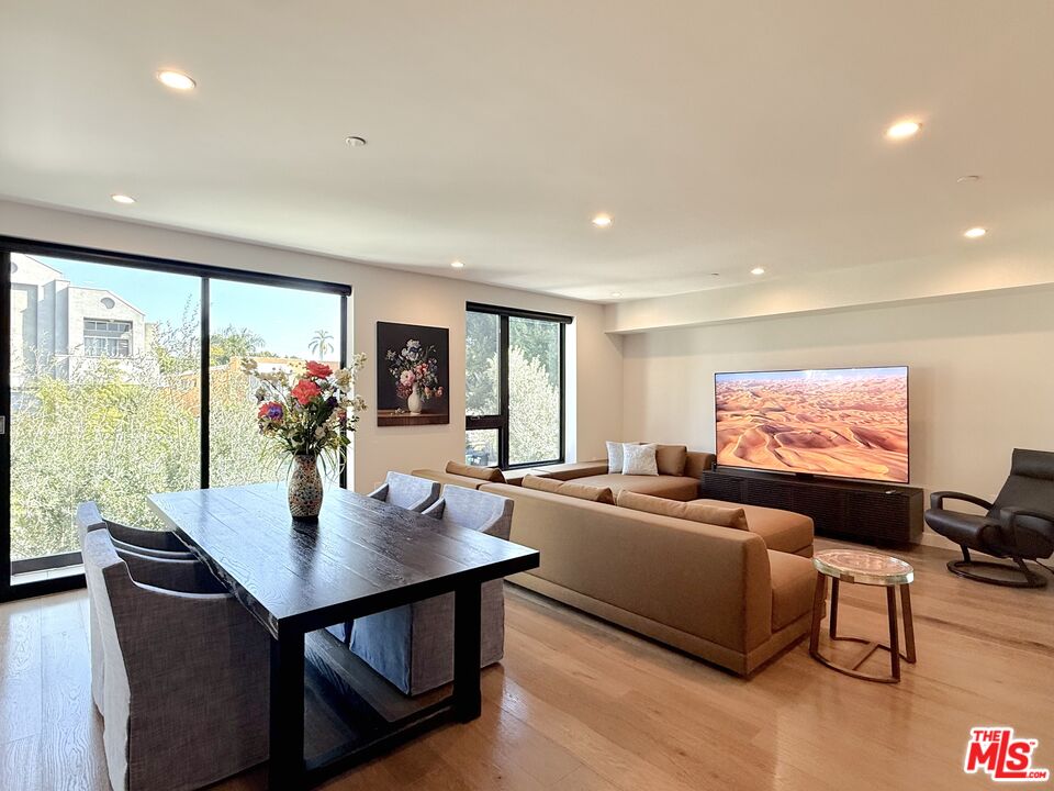 1017 N Croft Ave Unit: 201