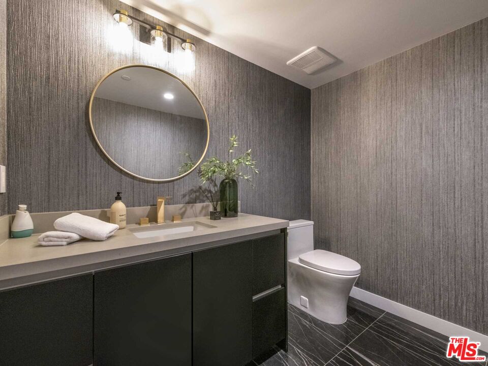 1017 N Croft Ave Unit: 201