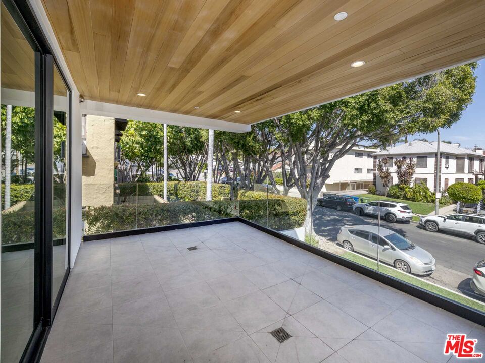 1017 N Croft Ave Unit: 201