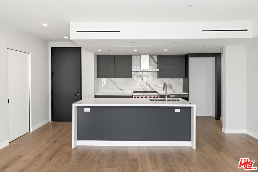 1017 N Croft Ave Unit: 201