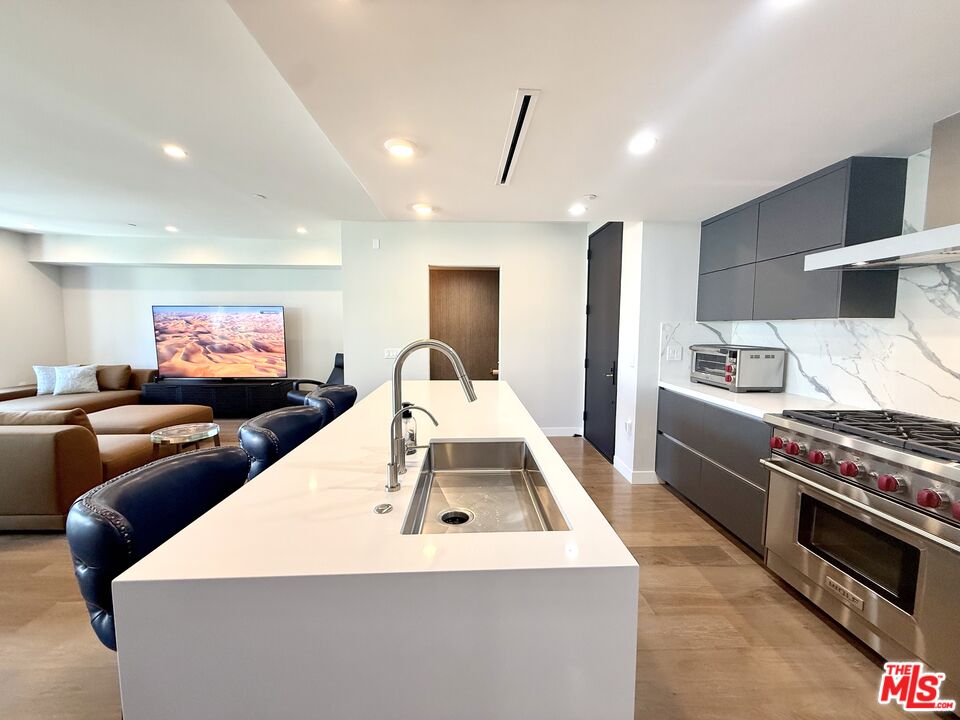 1017 N Croft Ave Unit: 201