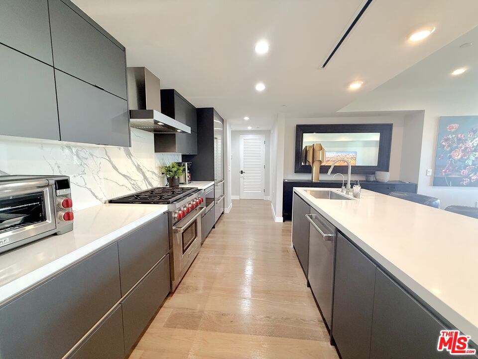 1017 N Croft Ave Unit: 201