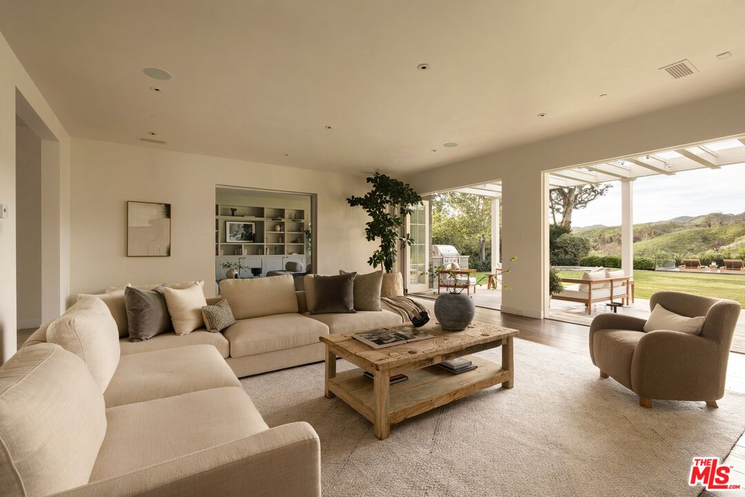 1319 Amalfi Dr