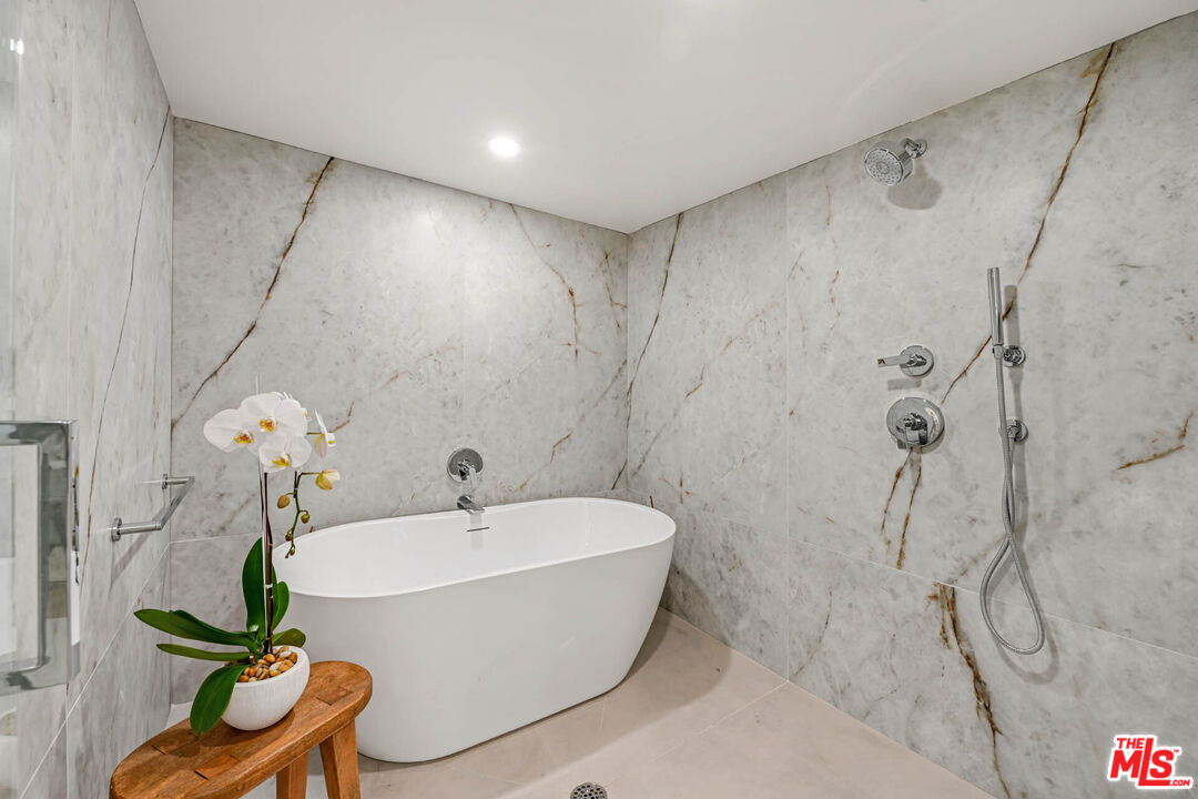 350 N Palm Dr Unit: 204