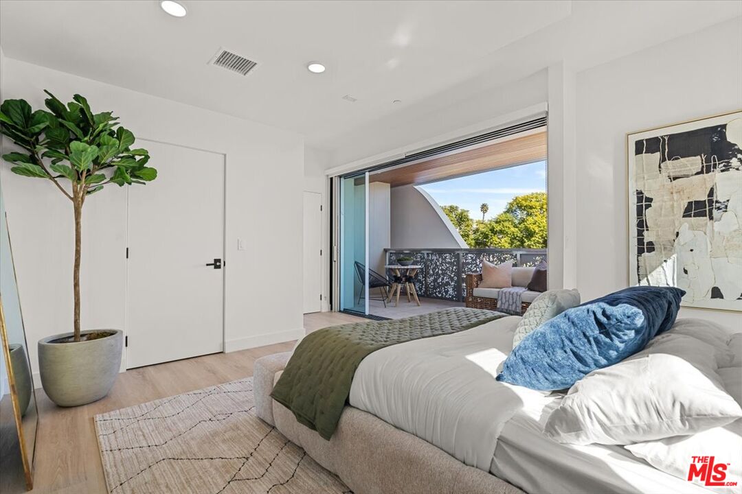 1257 N Sweetzer Ave Unit: 404