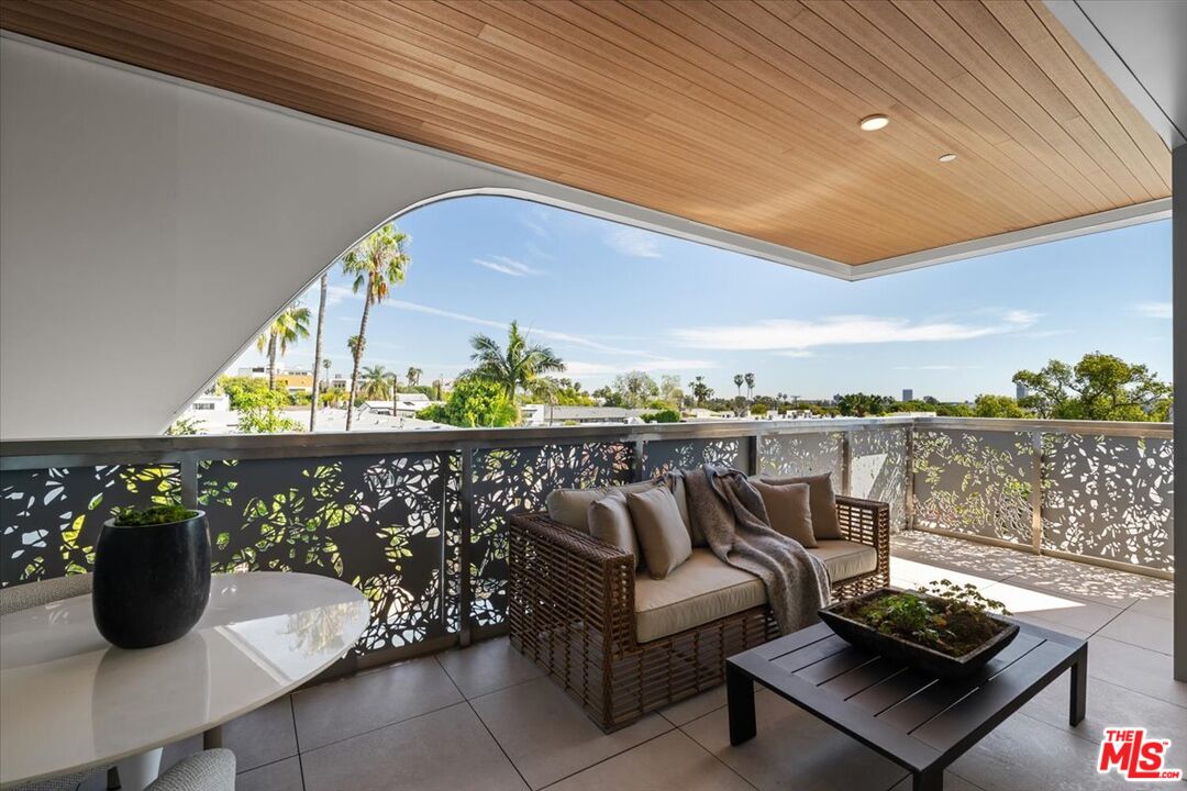 1257 N Sweetzer Ave Unit: 404