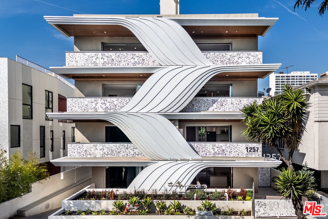 1257 N Sweetzer Ave Unit: 302