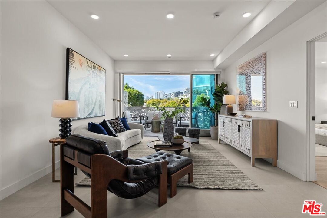 1257 N Sweetzer Ave Unit: 302