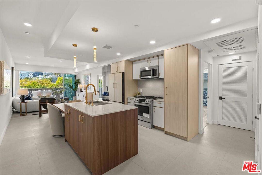 1257 N Sweetzer Ave Unit: 302