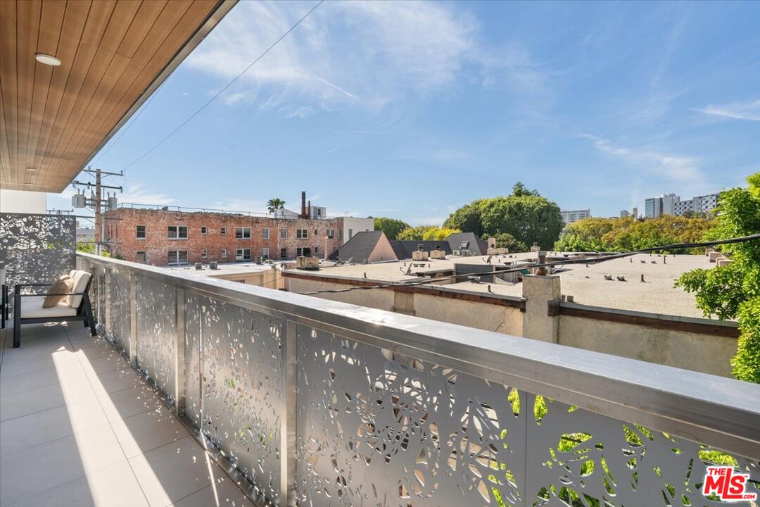 1257 N Sweetzer Ave Unit: 302