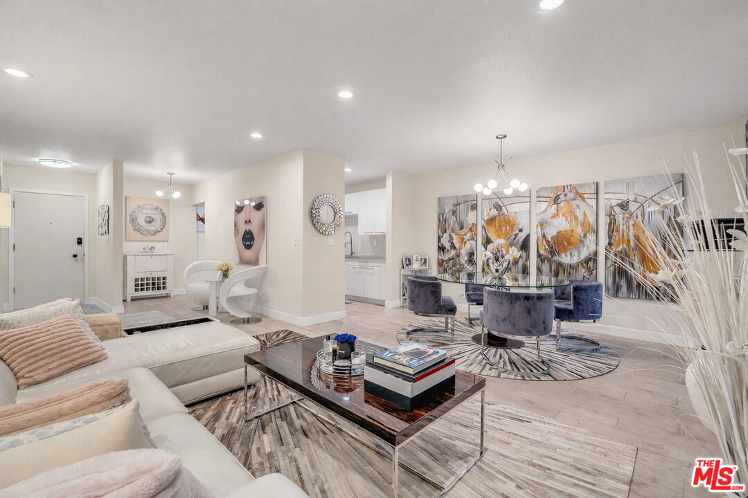 927 N Kings Rd Unit: 117