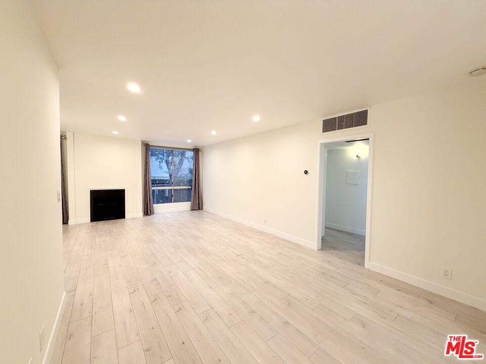 927 N Kings Rd Unit: 117