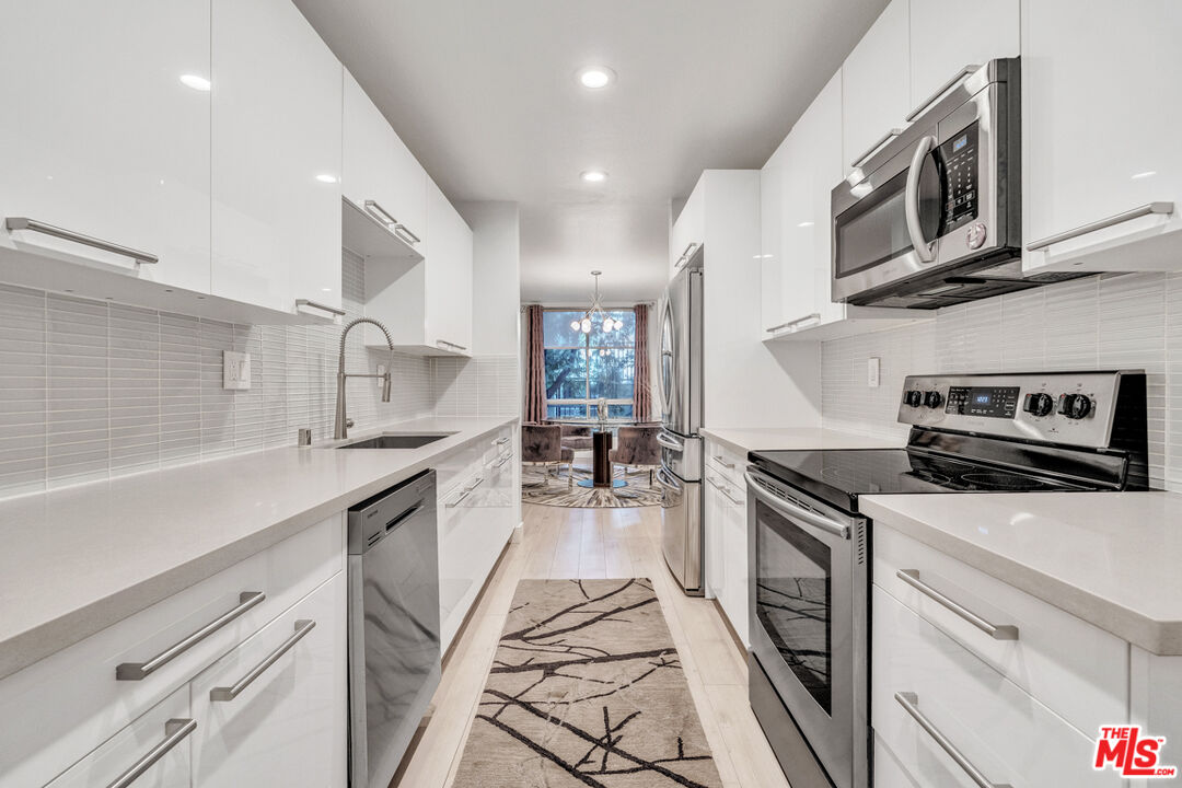 927 N Kings Rd Unit: 117