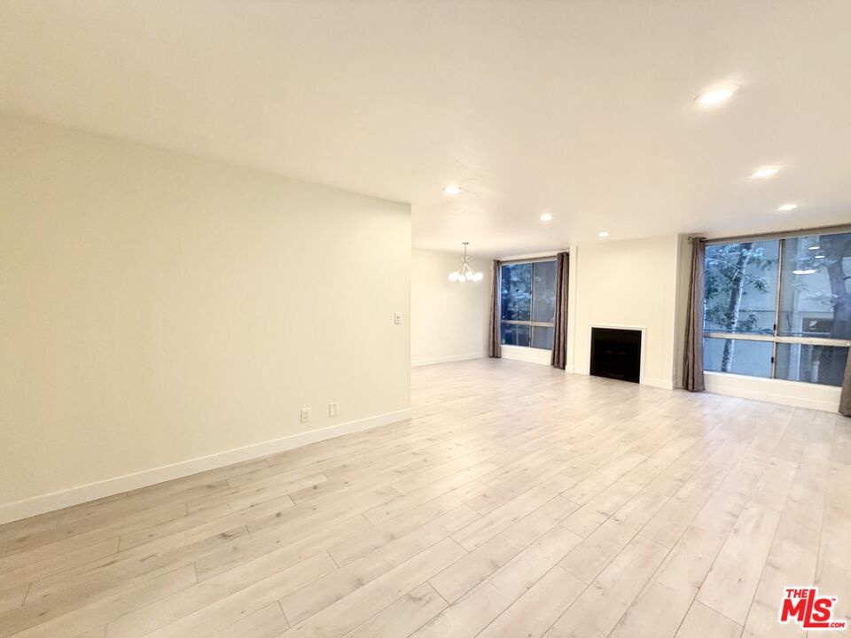 927 N Kings Rd Unit: 117