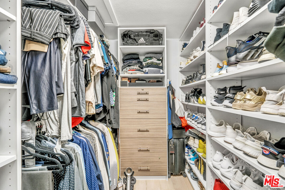 927 N Kings Rd Unit: 117