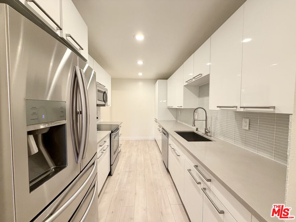 927 N Kings Rd Unit: 117