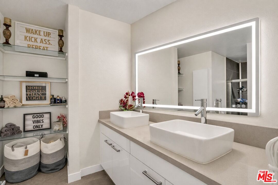 927 N Kings Rd Unit: 117