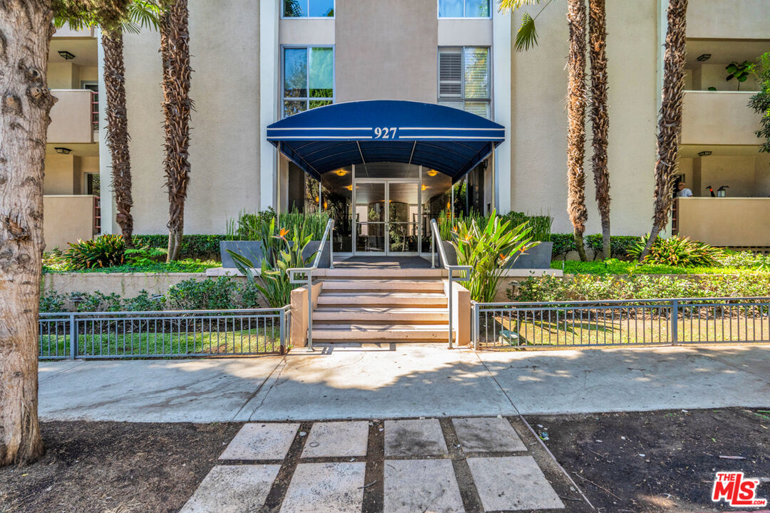 927 N Kings Rd Unit: 117