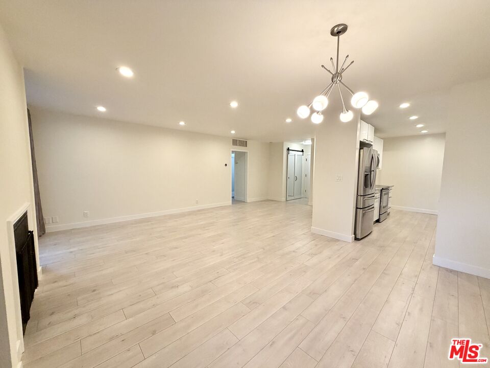 927 N Kings Rd Unit: 117