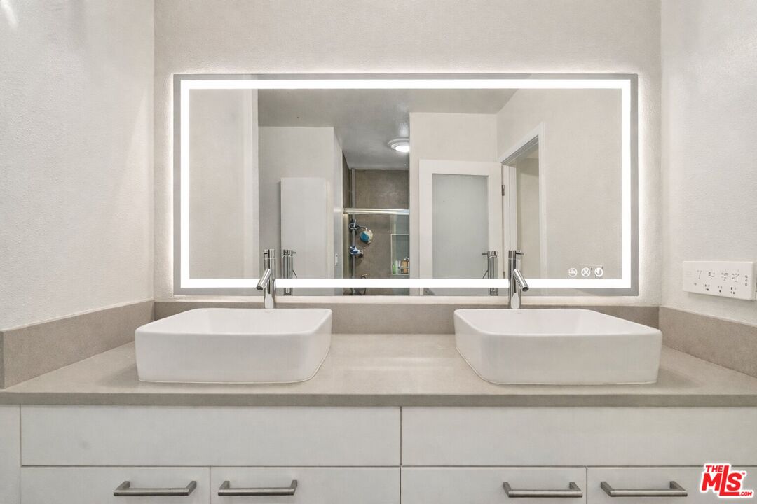 927 N Kings Rd Unit: 117