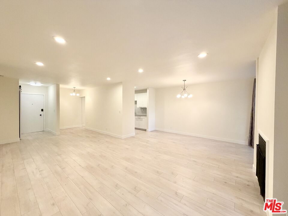 927 N Kings Rd Unit: 117