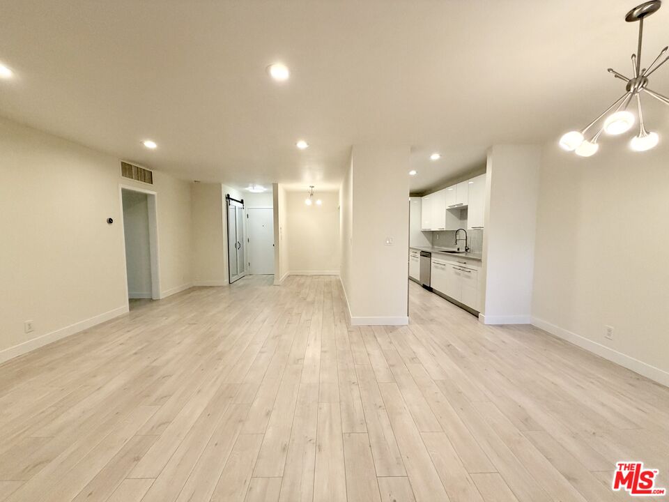 927 N Kings Rd Unit: 117