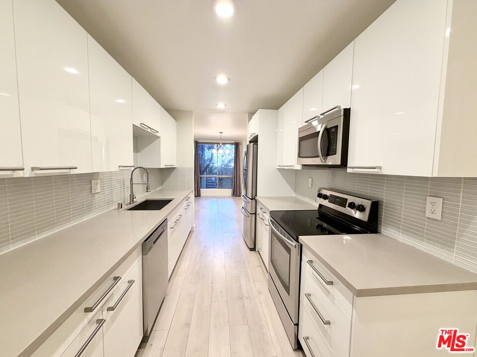 927 N Kings Rd Unit: 117