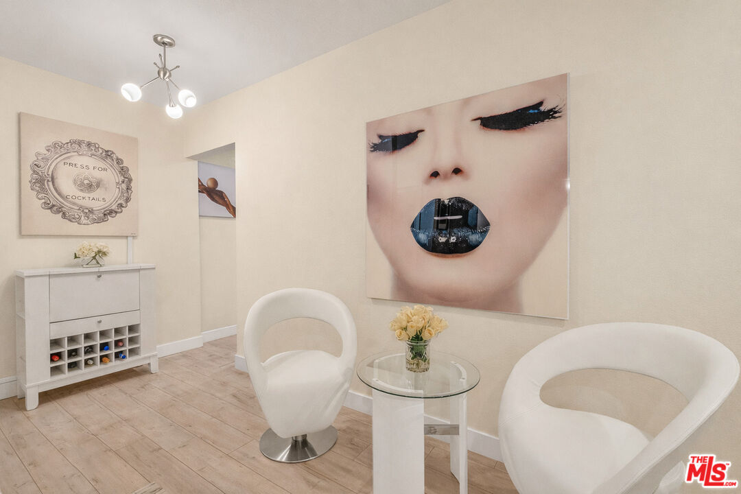 927 N Kings Rd Unit: 117