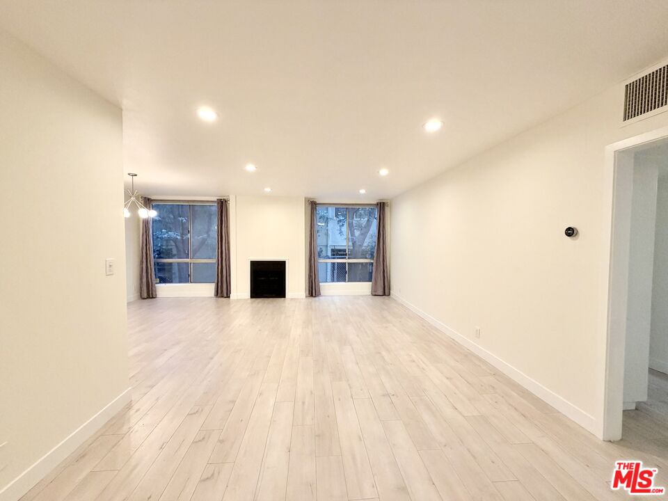 927 N Kings Rd Unit: 117